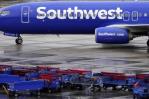 Un pasajero de Southwest Airlines detenido tras abrir puerta de emergencia y subir a ala del avión