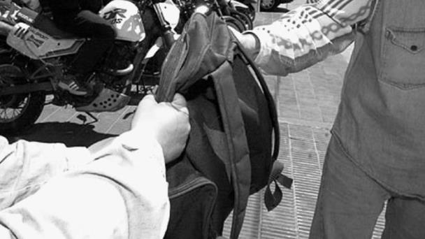 Asaltan estudiante a punta de pistola y lo despojan de su mochila en Santiago