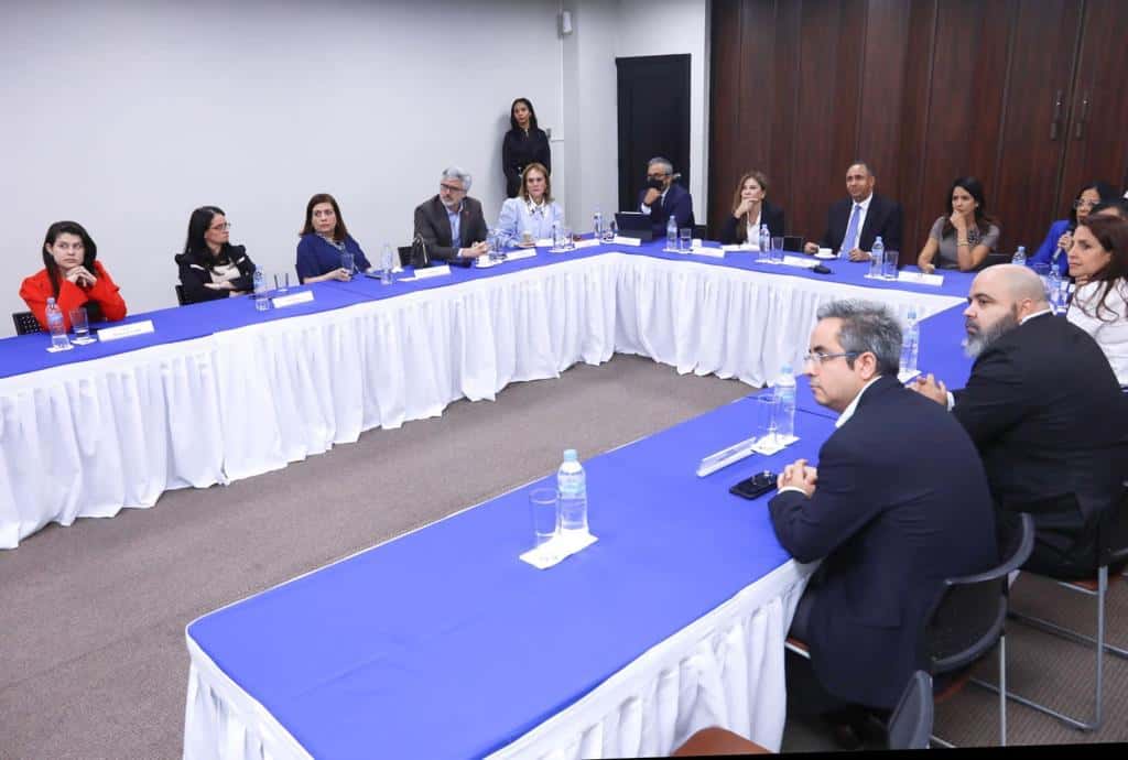 Reunión entre el Ayuntamiento, el Indotel y las prestadoras de servicios.