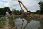 Retiran más de 200 toneladas de basura de un canal de riego en Santiago