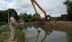 Retiran más de 200 toneladas de basura de un canal de riego en Santiago