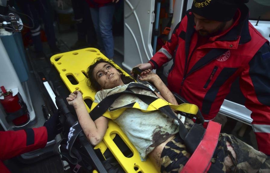 Rescates ofrecen cierto alivio entre devastación en Turquía