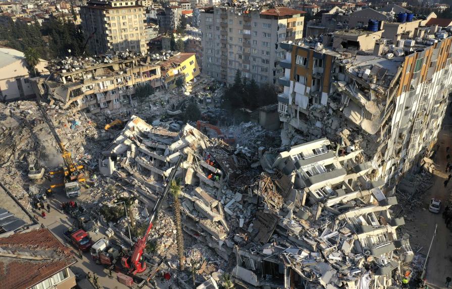 Comienzan a apresar responsables de edificios que se desplomaron en Turquía