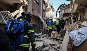 Los rescatistas liberan a un bebé de dos meses tras 128 horas bajo escombros