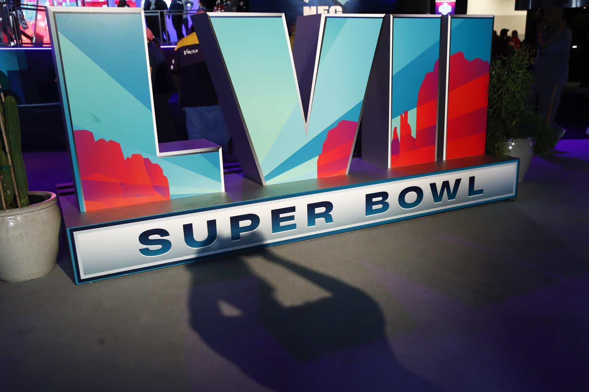 Un aficionado toma una foto de la señalización del Super Bowl LVII en exhibición durante la NFL Experience en el Centro de Convenciones de Phoenix en Phoenix, Arizona, EE.UU., el 09 de febrero, los Kansas City Chiefs jugará el Super Bowl LVII en el State Farm Stadium de Glendale, Arizona, EE.UU. el 12 de febrero de 2023.