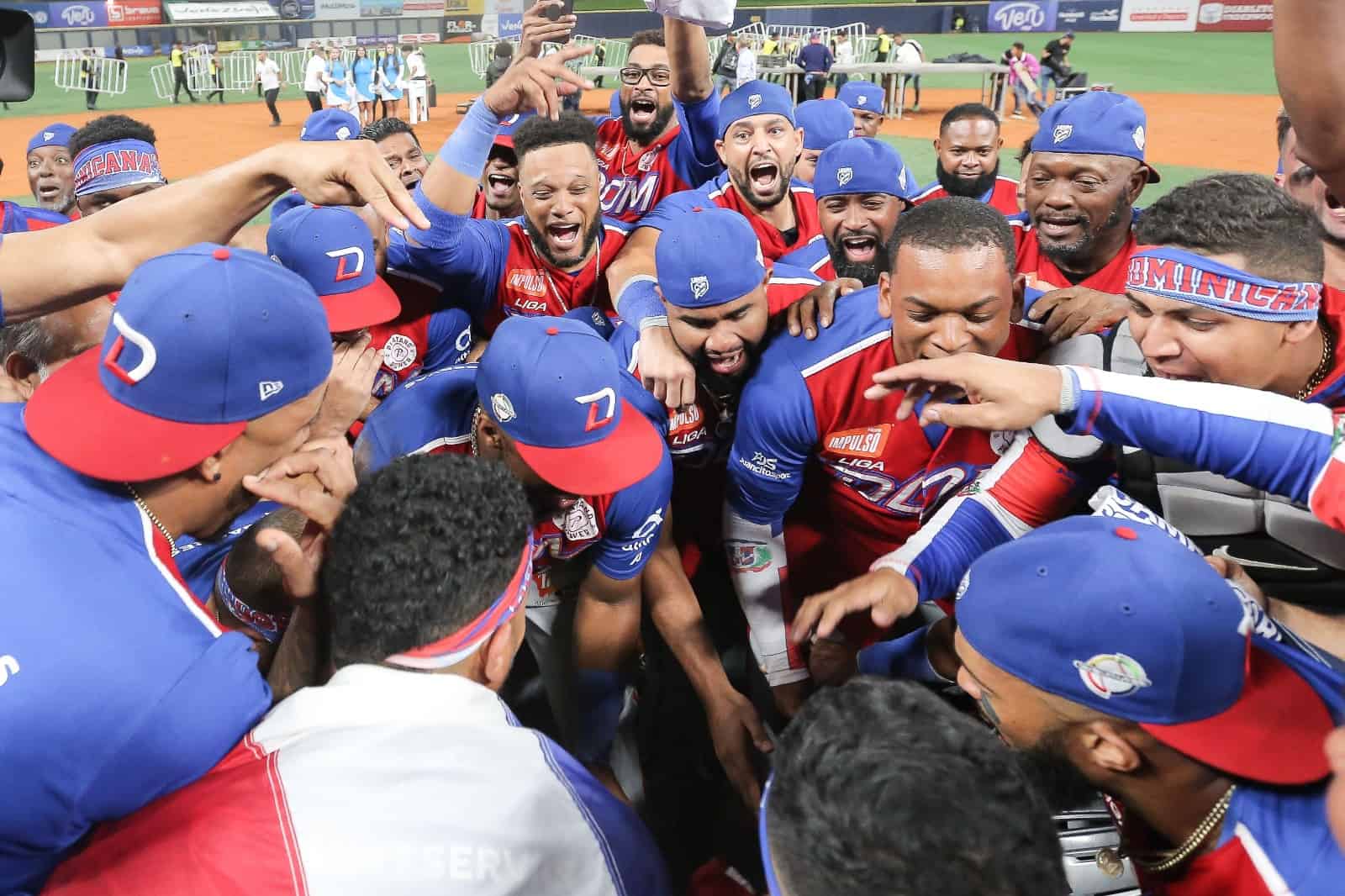El equipo dominicano, Tigres del Licey, en oración luego de ganar la Serie del Caribe 2023, el 10 de febrero.