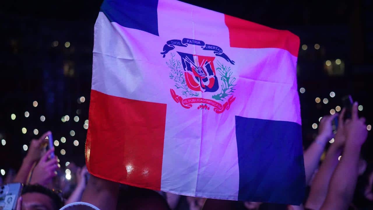 La bandera dominicana entre el público