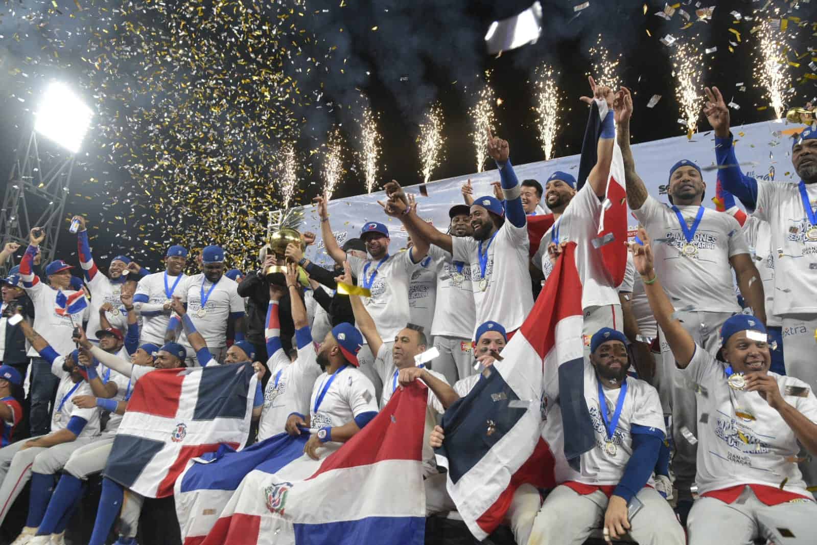 El equipo dominicano Tigres del Licey celebra su triunfo en la Serie del Caribe 2023 en Caracas, Venezuela.