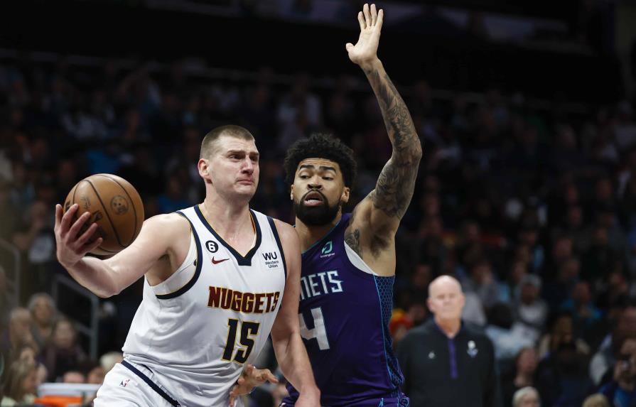 VIDEO | Jokic lleva a Nuggets diezmados a triunfo sobre Hornets