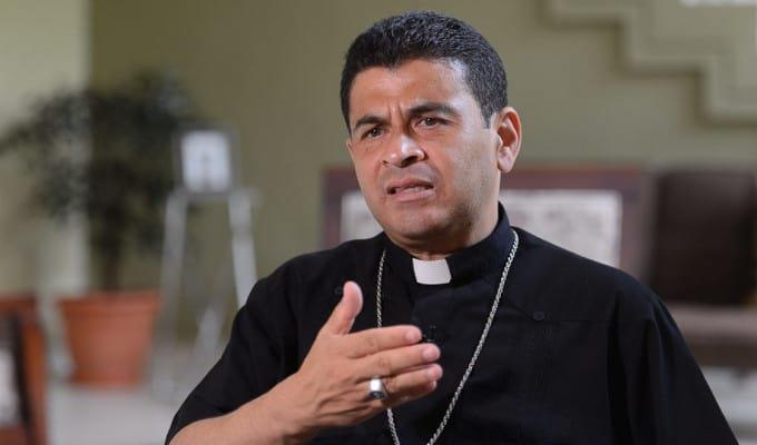El papa preocupado por obispo condenado a 26 años por negarse a salir de Nicaragua