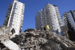 Turquía detiene a constructores 6 días después de sismos