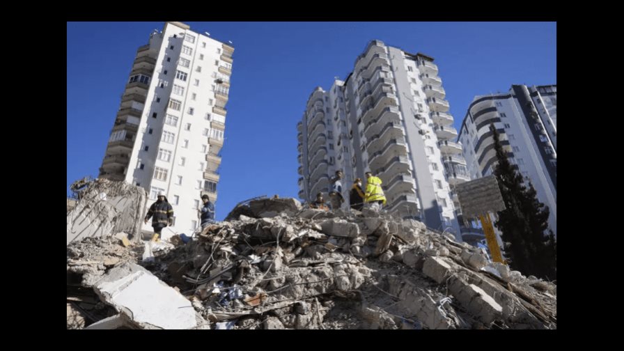 Turquía detiene a constructores 6 días después de sismos Turquía detiene a constructores 6 días después de sismos