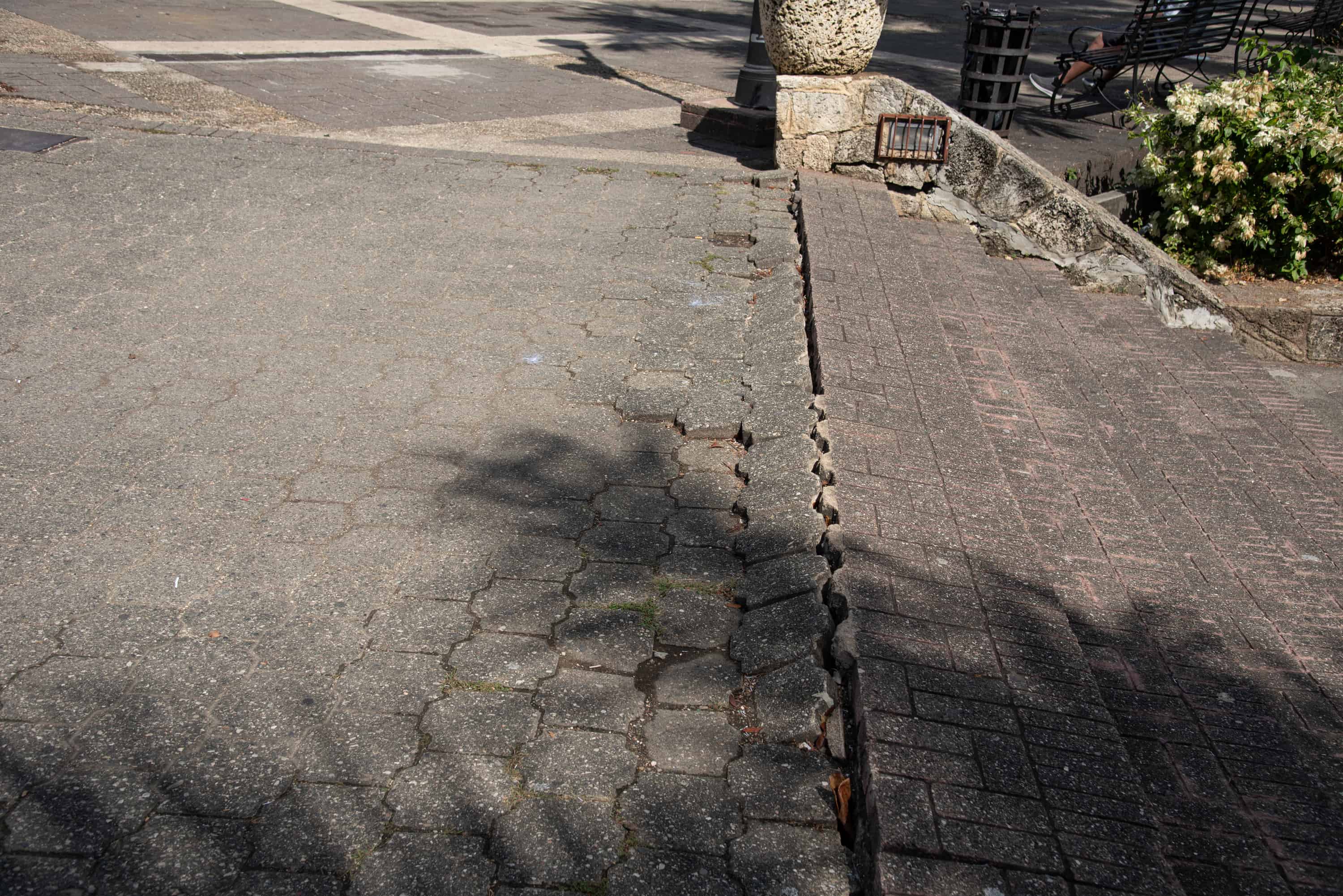 Algunas personas pueden tropezar y accidentarse.