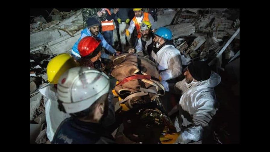 Rescatan a un niño en Turquía tras 182 horas atrapado entre escombros