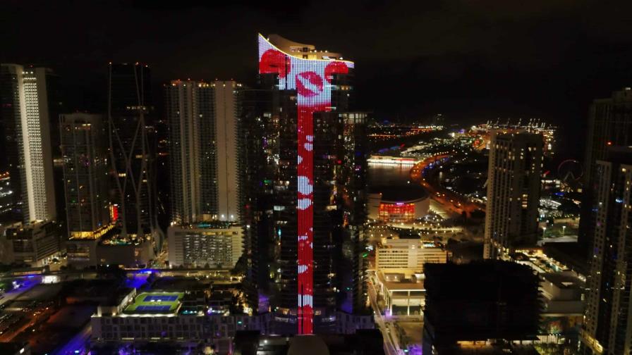 Un rascacielos de 60 pisos es la tarjeta de San Valentín más grande del mundo