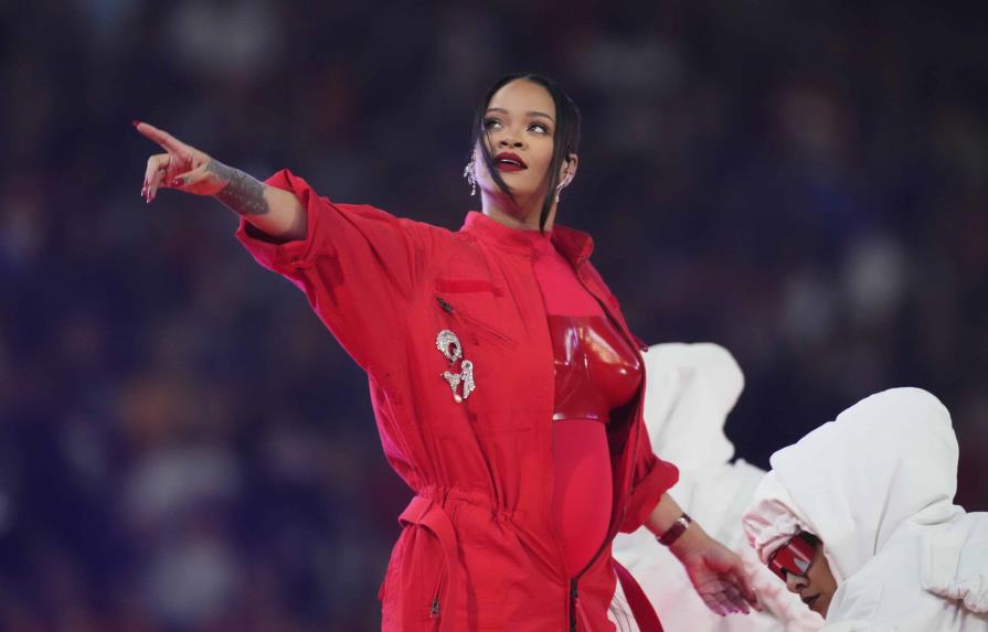 Rihanna se presenta en el Super Bowl embarazada