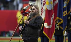 Stapleton interpreta el himno nacional en el Super Bowl