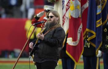 Stapleton interpreta el himno nacional en el Super Bowl