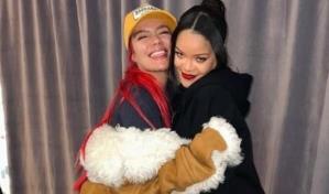 El momento fan de Karol G al saludar a su ídolo Rihanna en el Super Bowl