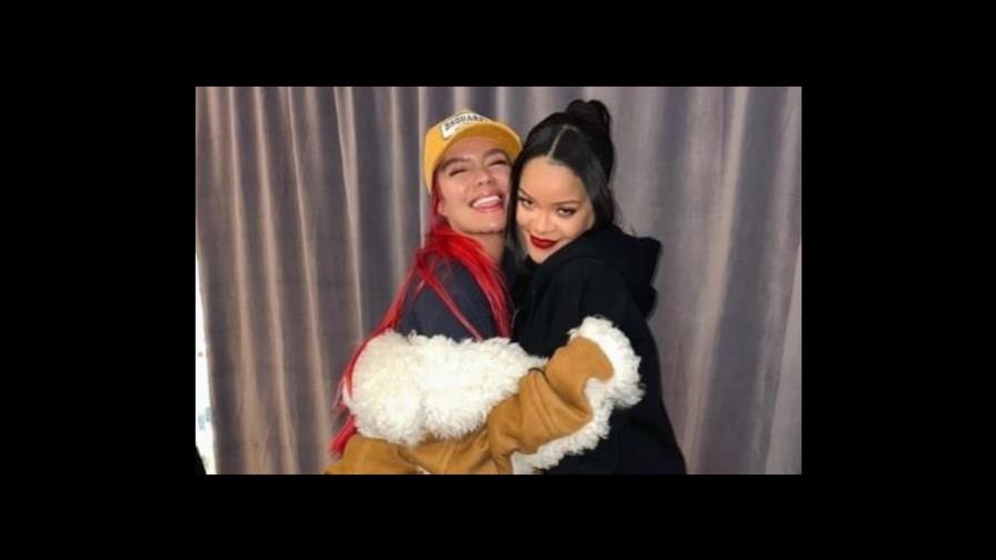 El momento fan de Karol G al saludar a su ídolo Rihanna en el Super Bowl