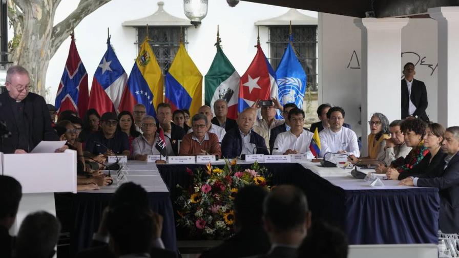 Gobierno y guerrilla colombiana reanudan diálogo en busca de cese al fuego Gobierno y guerrilla colombiana reanudan diálogo en busca de cese al fuego