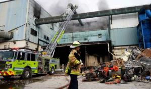 Un gran incendio se desata en planta de tratamiento de desechos de Mami-Dade