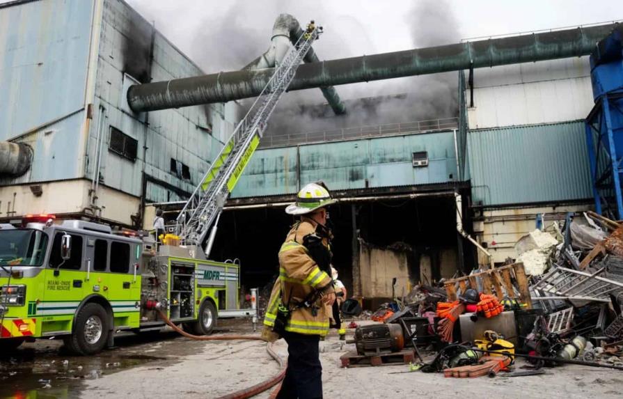 Un gran incendio se desata en planta de tratamiento de desechos de Mami-Dade