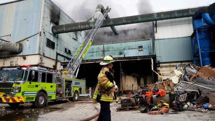 Un gran incendio se desata en planta de tratamiento de desechos de Mami-Dade