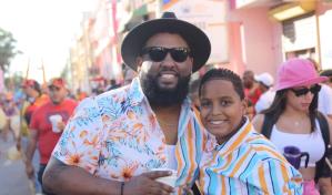 Policía dispara en carnaval de Santiago y mata a un niño de 12 años