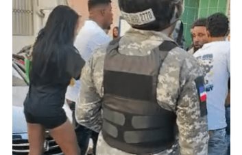 Imágenes sensibles | Video muestra policía señalado por matar un menor en carnaval de Santiago