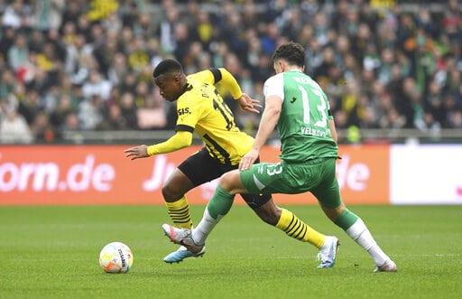 Moukoko del Borussia Dortmund estará fuera por lesión de tobillo