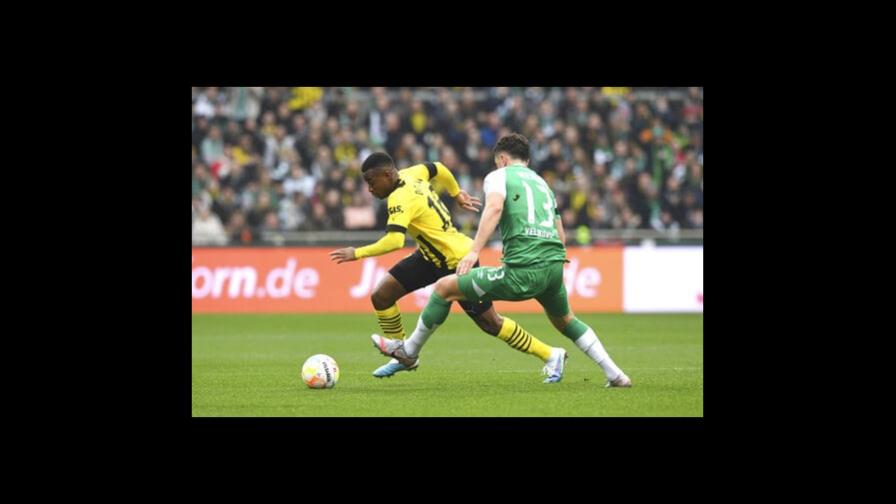 Moukoko del Borussia Dortmund estará fuera por lesión de tobillo