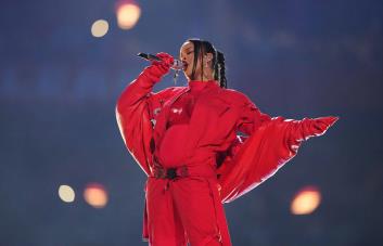Rihanna brilla en un espectáculo del Super Bowl singular