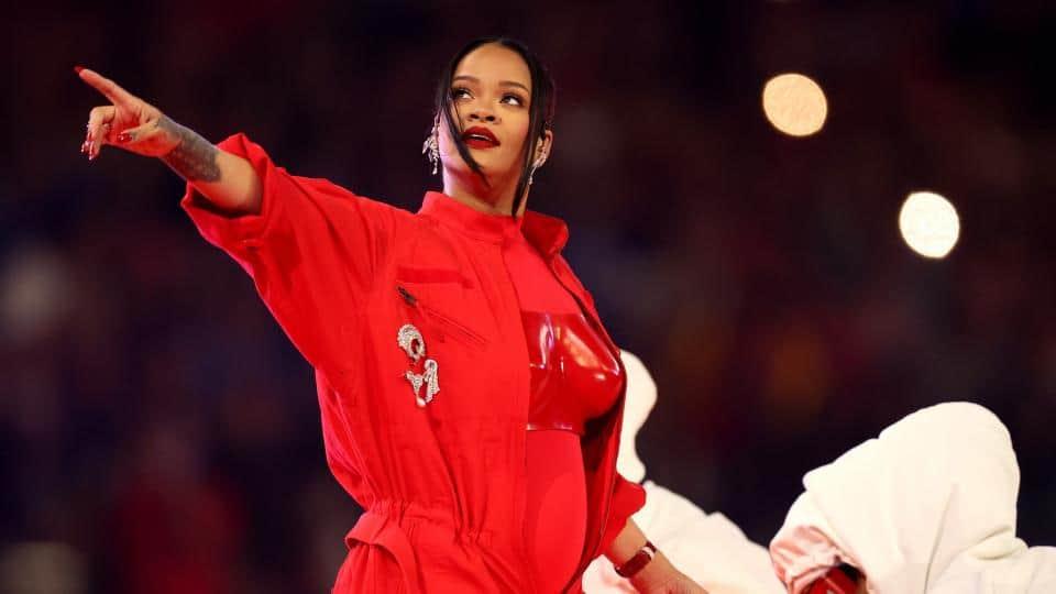 El look con sello español que llevó Rihanna en su presentación del Super Bowl