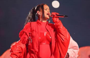 La frase de Rihanna a Karol G tras la final del Super Bowl: “Fue una  chimba” - Tikitakas