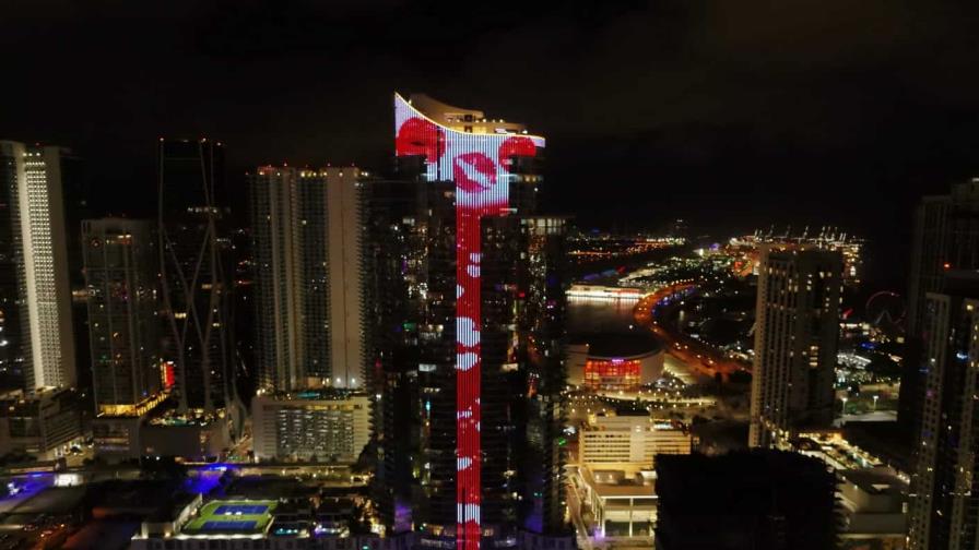 Un rascacielos de 60 pisos es la tarjeta de San Valentin mas grande del mundo