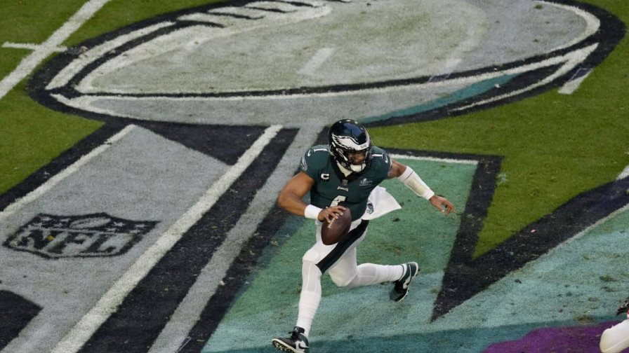 Eagles dominan 24-14 ante Chiefs al descanso del Super Bowl