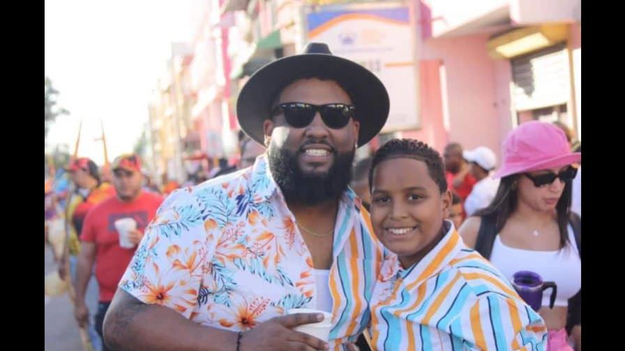 Figuras públicas expresan indignación por muerte de niño a manos de un policía en Carnaval de Santiago