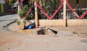 Vecinos deciden resolver por su cuenta problema de charco en Villa Faro