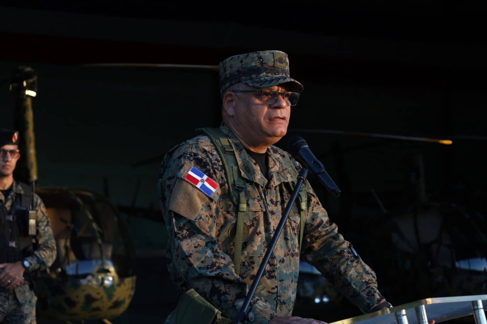 El comandante general del Ejército de la República Dominicana (ERD), Carlos Antonio Fernández Onofre, recibió las aeronaves.