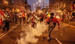 Desaparecen cinco militares peruanos arrastrados por río al huir de manifestantes