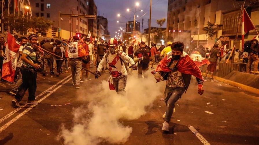 Desaparecen cinco militares peruanos arrastrados por río al huir de manifestantes Desaparecen cinco militares peruanos arrastrados por río al huir de manifestantes