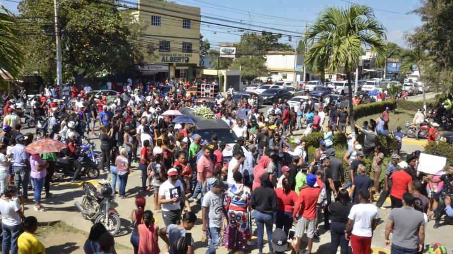 Cuestionan accionar policial tras muerte de niño en carnaval de Santiago
