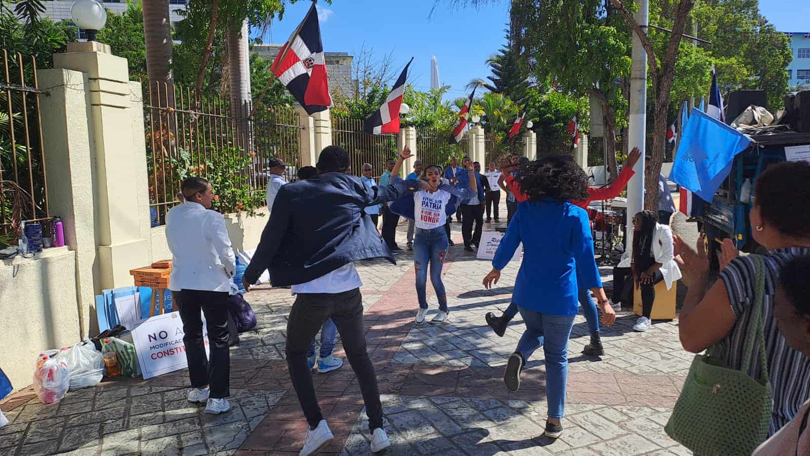 Bailando, cristianos mostraron su rechazo al aborto.