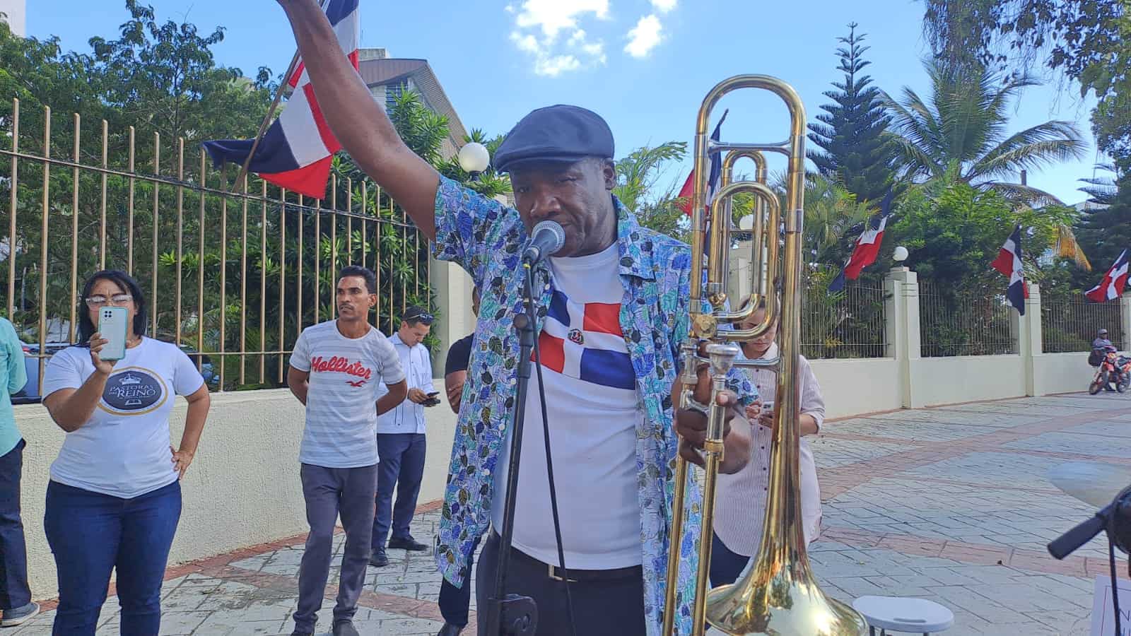 El pastor Manny Valera, quien está a favor de la vida dijo presente en la protesta de este martes. 