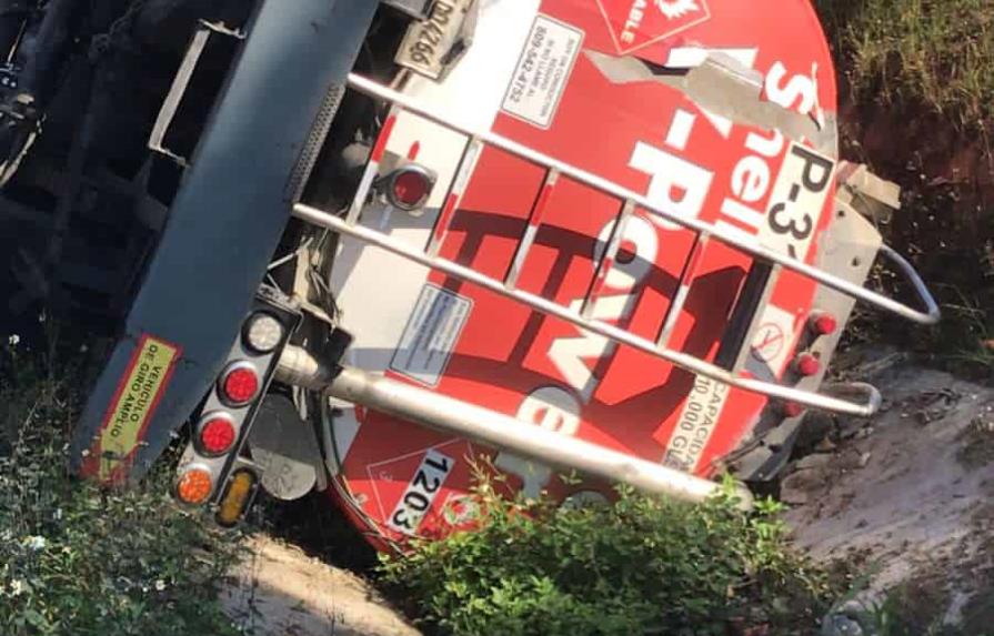 Cierran tramo de la autopista Duarte por accidente de camión tanquero