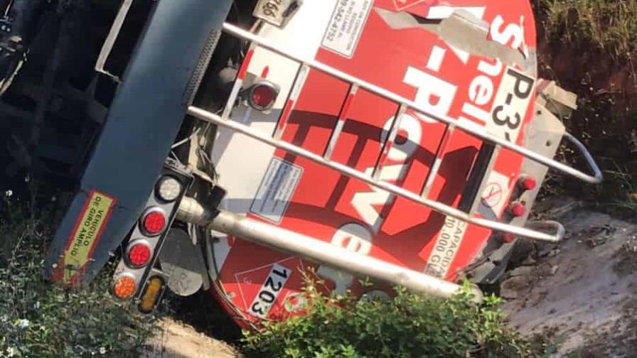 Cierran tramo de la autopista Duarte por accidente de camión tanquero Cierran tramo de la autopista Duarte por accidente de camión tanquero