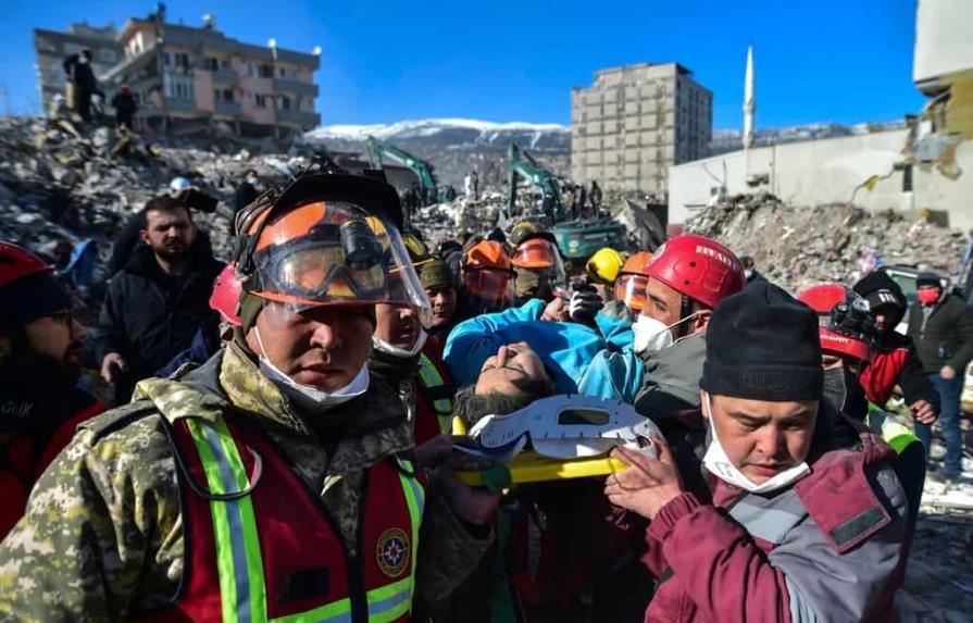Rescatan a dos mujeres tras más de 200 horas entre los escombros en Turquía