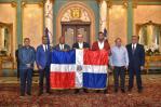 Presidente Abinader entrega bandera nacional al equipo del Clásico Mundial