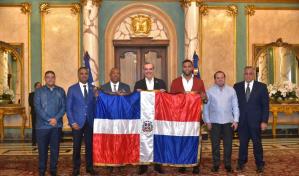Presidente Abinader entrega bandera nacional al equipo del Clásico Mundial